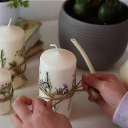 Kerzen mit Blumen dekorieren