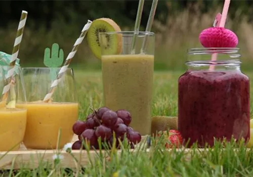 Einen fruchtigen Beeren-Smoothie zubereiten