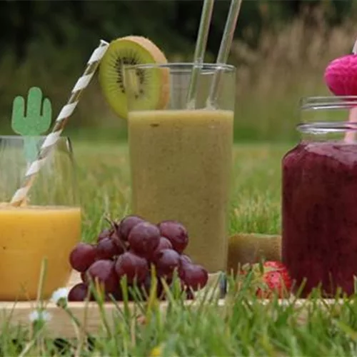 Einen fruchtigen Beeren-Smoothie zubereiten