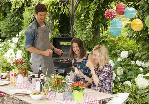 Eigene Outdoorküche–kochen unter freiem Himmel