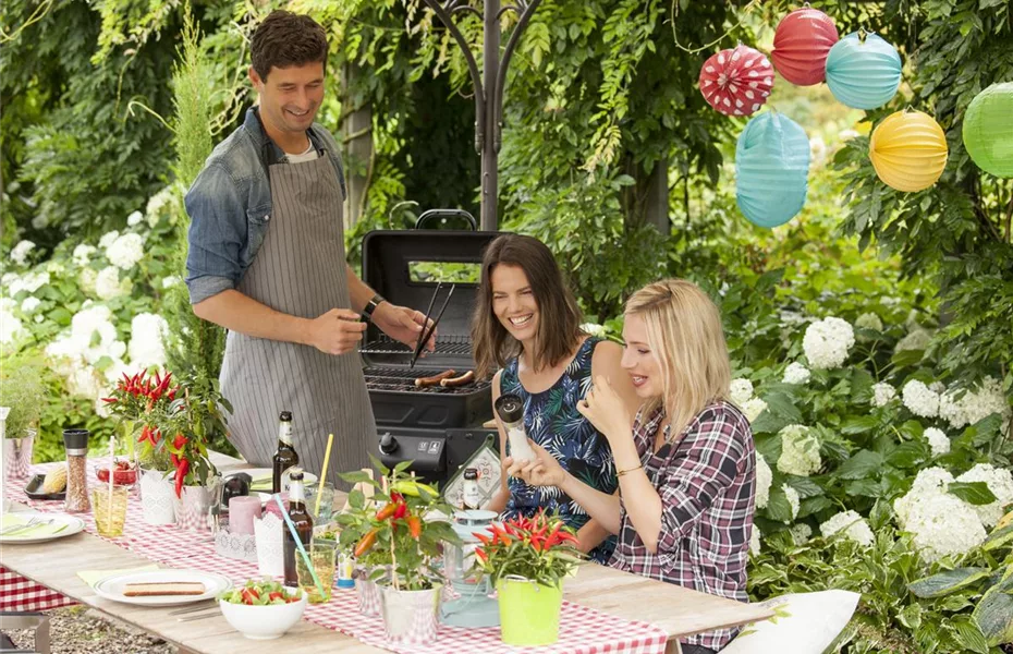 Eigene Outdoorküche–kochen unter freiem Himmel