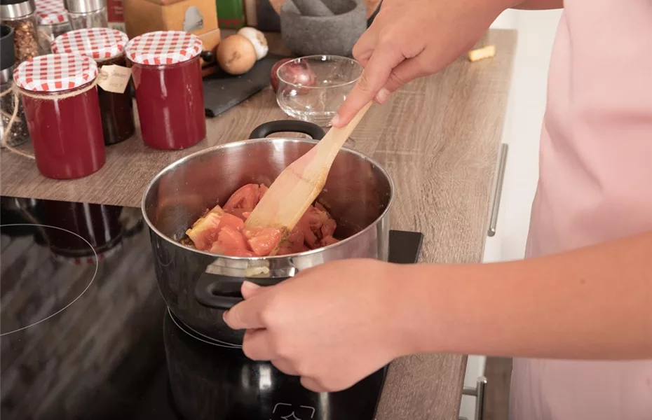 Eigene Outdoorküche–kochen unter freiem Himmel